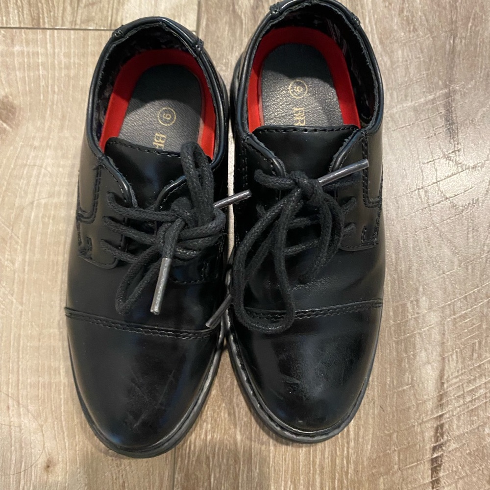 TODDLER DRESS SHOES SIZE 9 (BRUNO MARC)